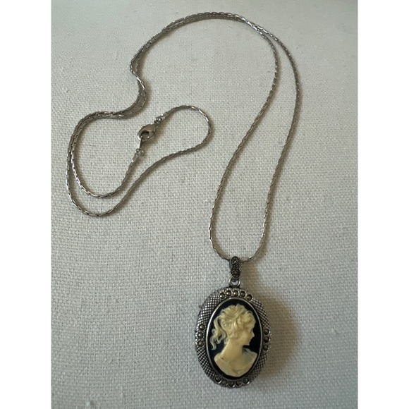 Vanity Fair Cameo Watch Locket - Picture 3 of 5